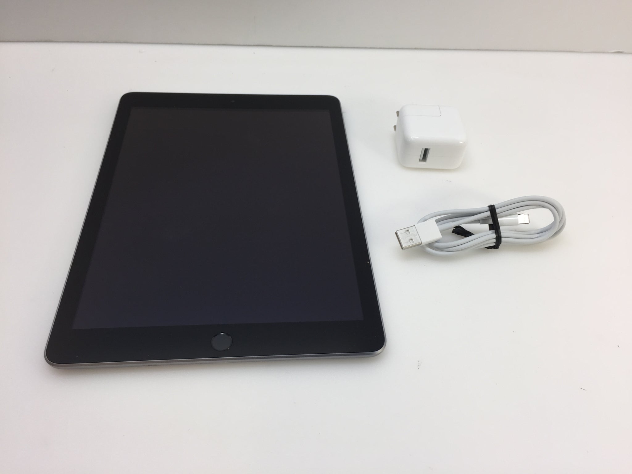 Apple iPad 5th Gen 32GB Wi-Fi 9.7in 3C668LL/A A1822 Tablet - Space