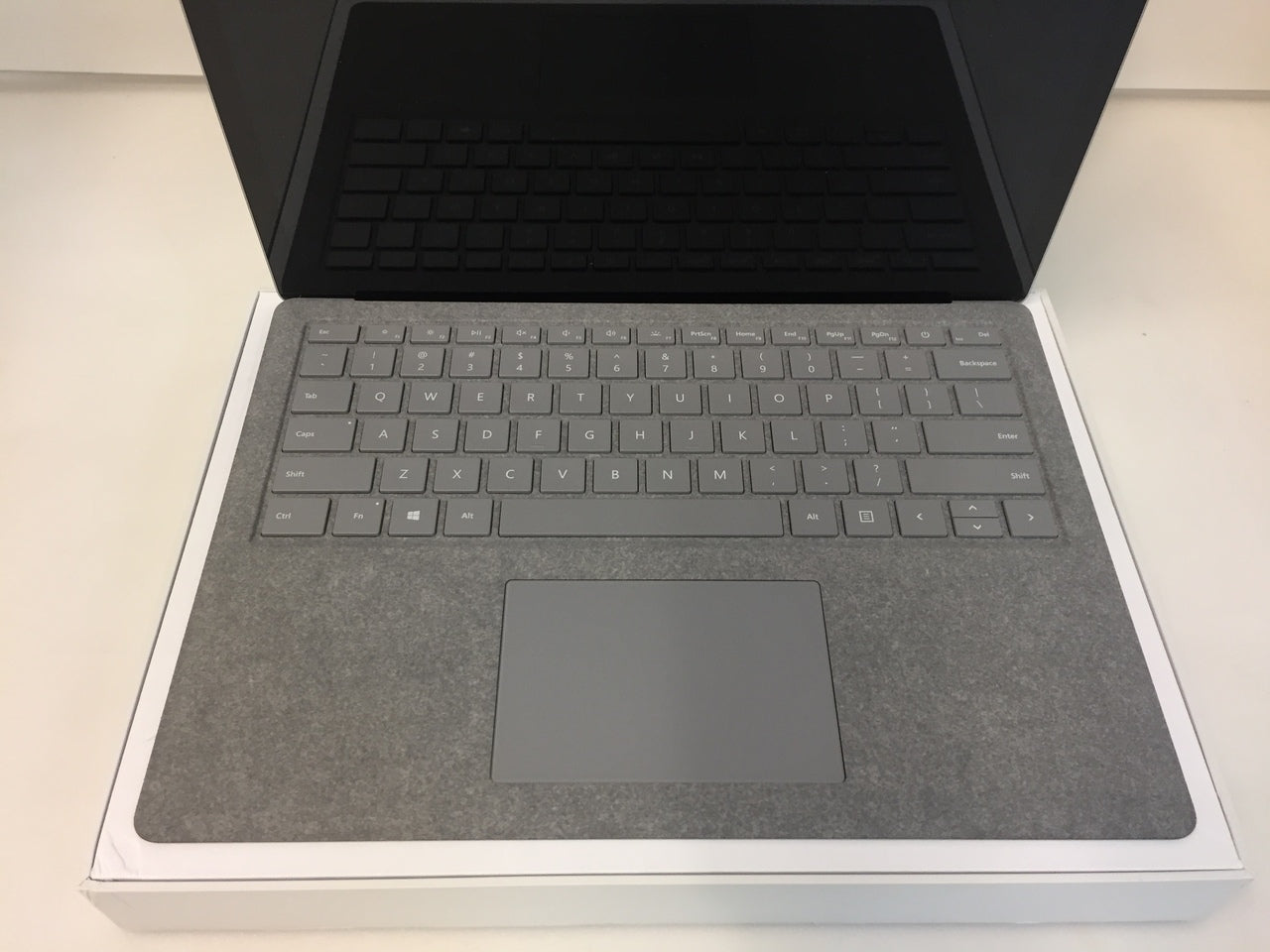 Microsoft Surface laptop 1769 13.5" Core i5 4GB 128GB Windows 10, Plat