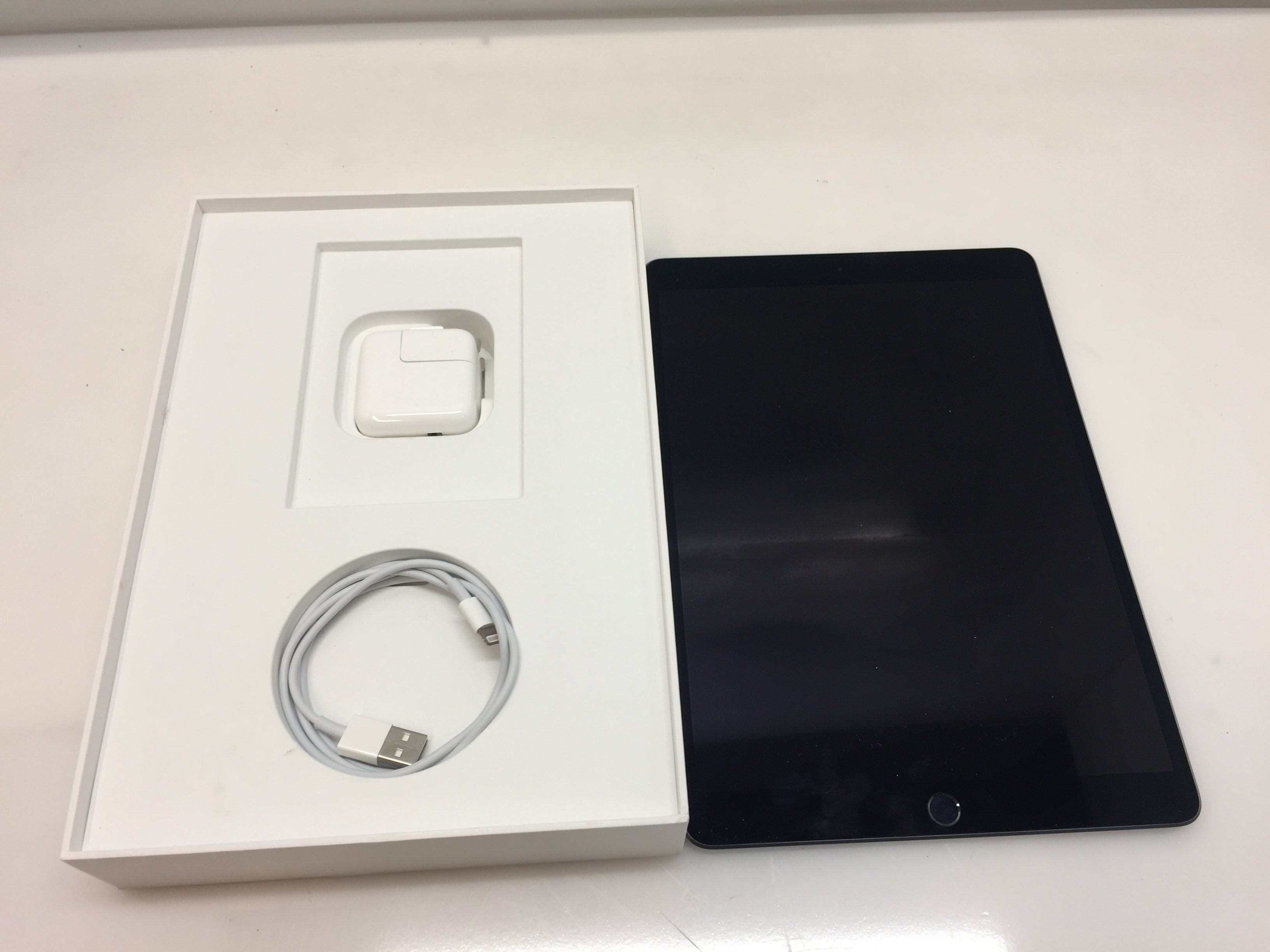 iPad Air 第3世代 64GB Wi-Fi (MUUJ2J/A) $_57.JPG?set_id=8800005007