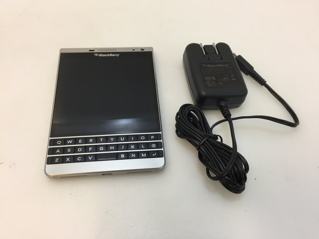 BlackBerry Passport Passport SQW100-4 - 32GB - Silver (Unlocked) Smartphone