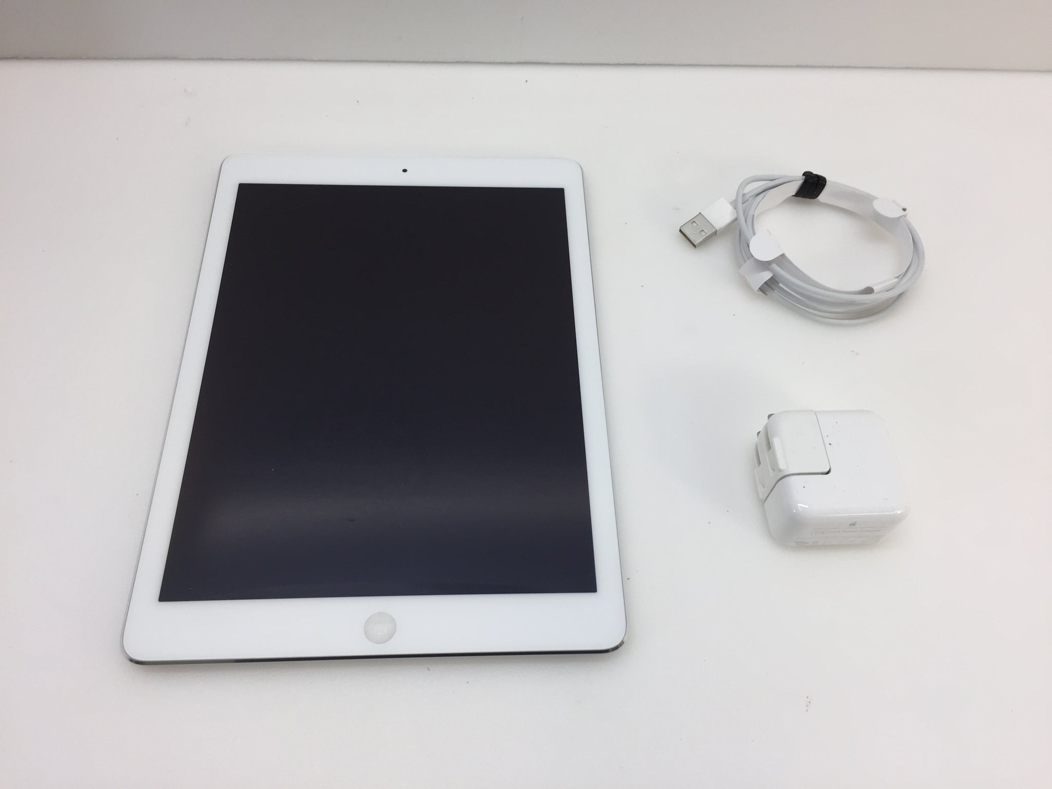 Apple iPad Air 1st Generation ME913LL/A 9.7in Retina Display 16GB