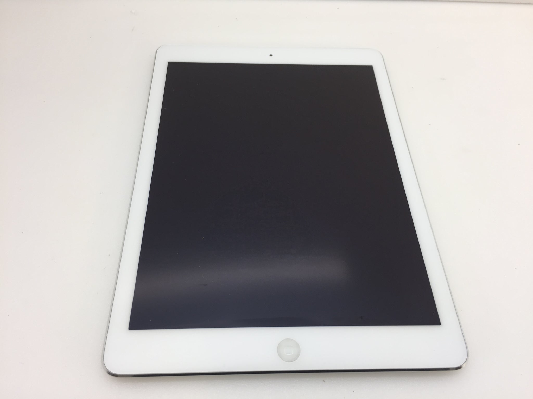 Apple iPad Air 1st Generation ME913LL/A 9.7in Retina Display 16GB