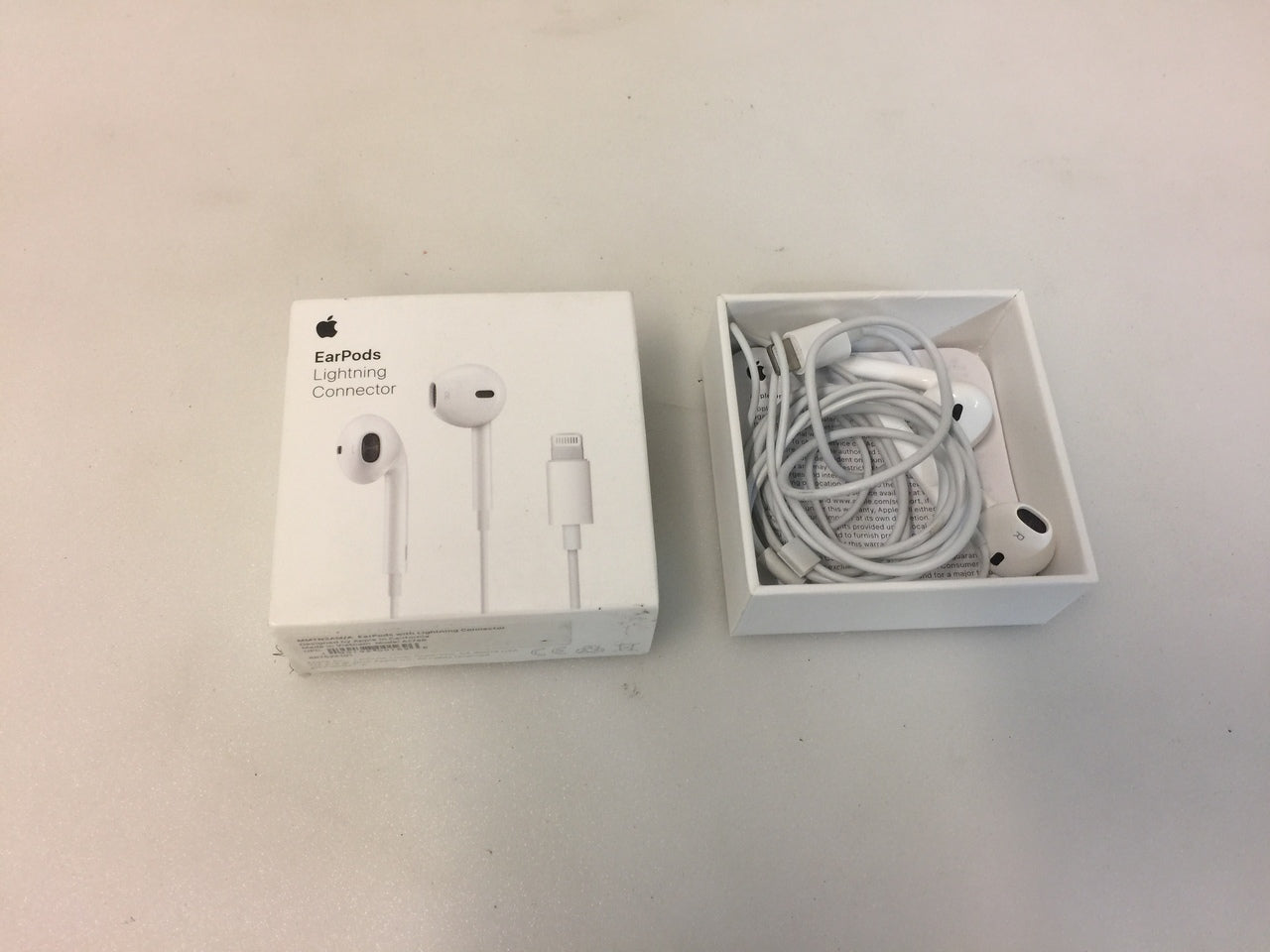 Apple EarPods with Lightning Connector In Ear Canal Headset A1748 – New 