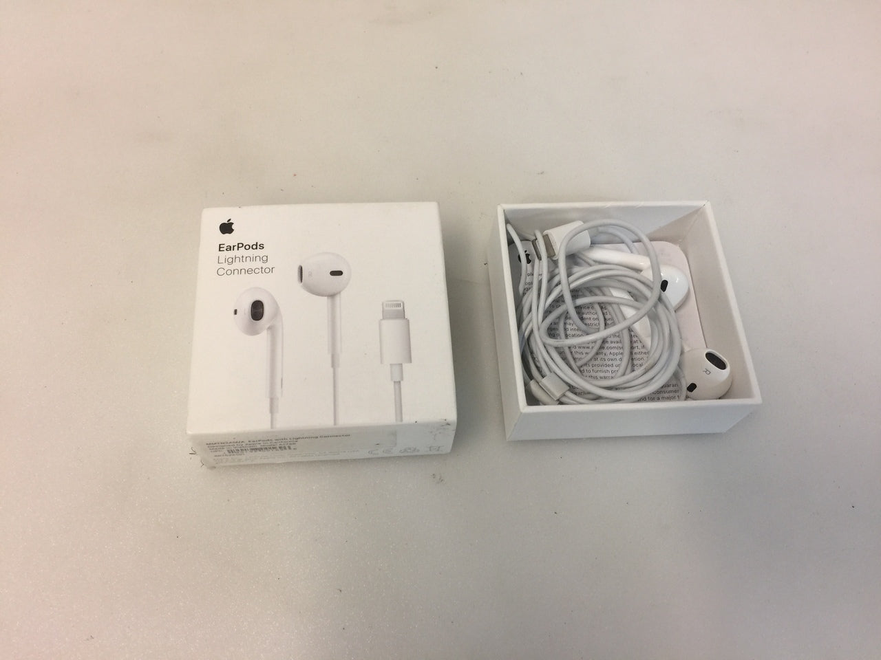 Apple MMTN2AM/A A1748 EarPods Headphones Lightning Connector for