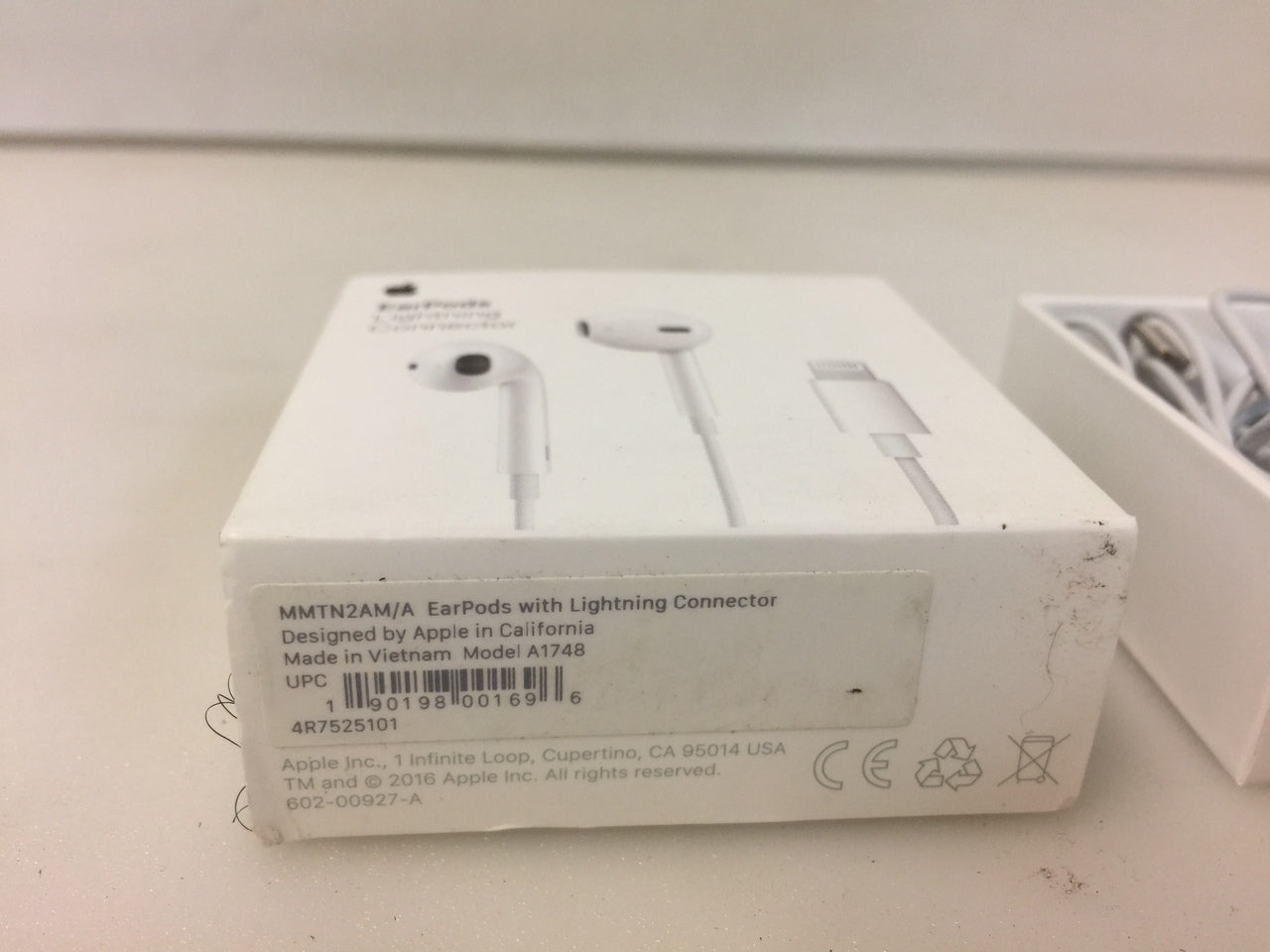 Apple MMTN2AM/A A1748 EarPods Headphones Lightning Connector for