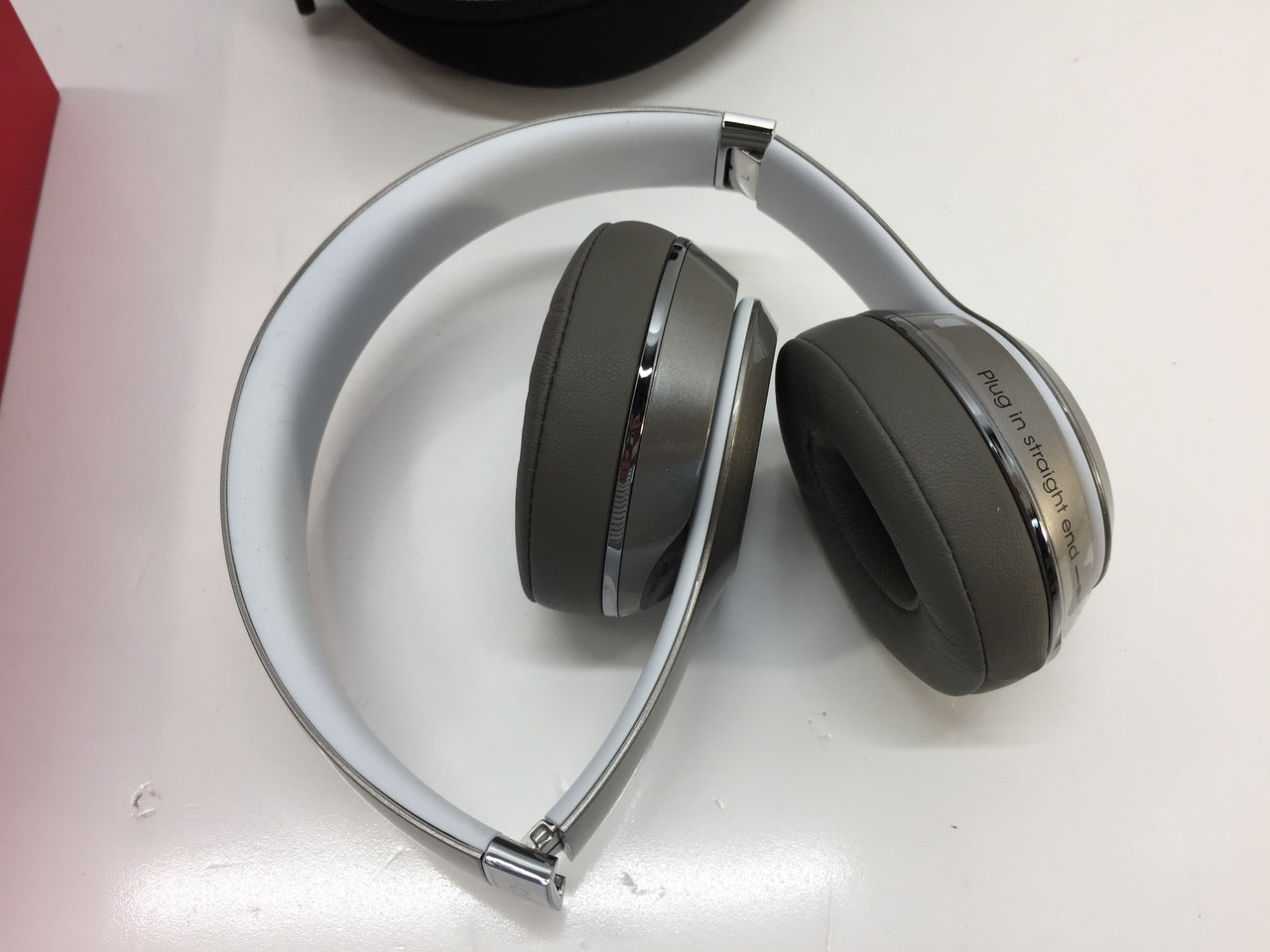 Beats solo 2 hotsell luxe edition silver