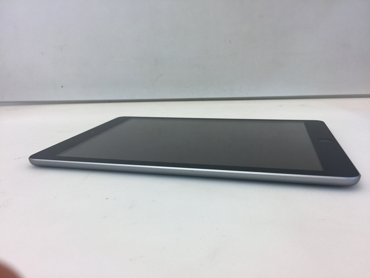 Apple iPad 5th Gen A1822 MP2F2LL/A Wi-Fi 32GB 9.7 Tablet -3529