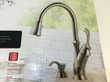Load image into Gallery viewer, Delta 19950-SSSD-DST Arabella 1-Handle Pull-Down Spray Kitchen Faucet Stainless
