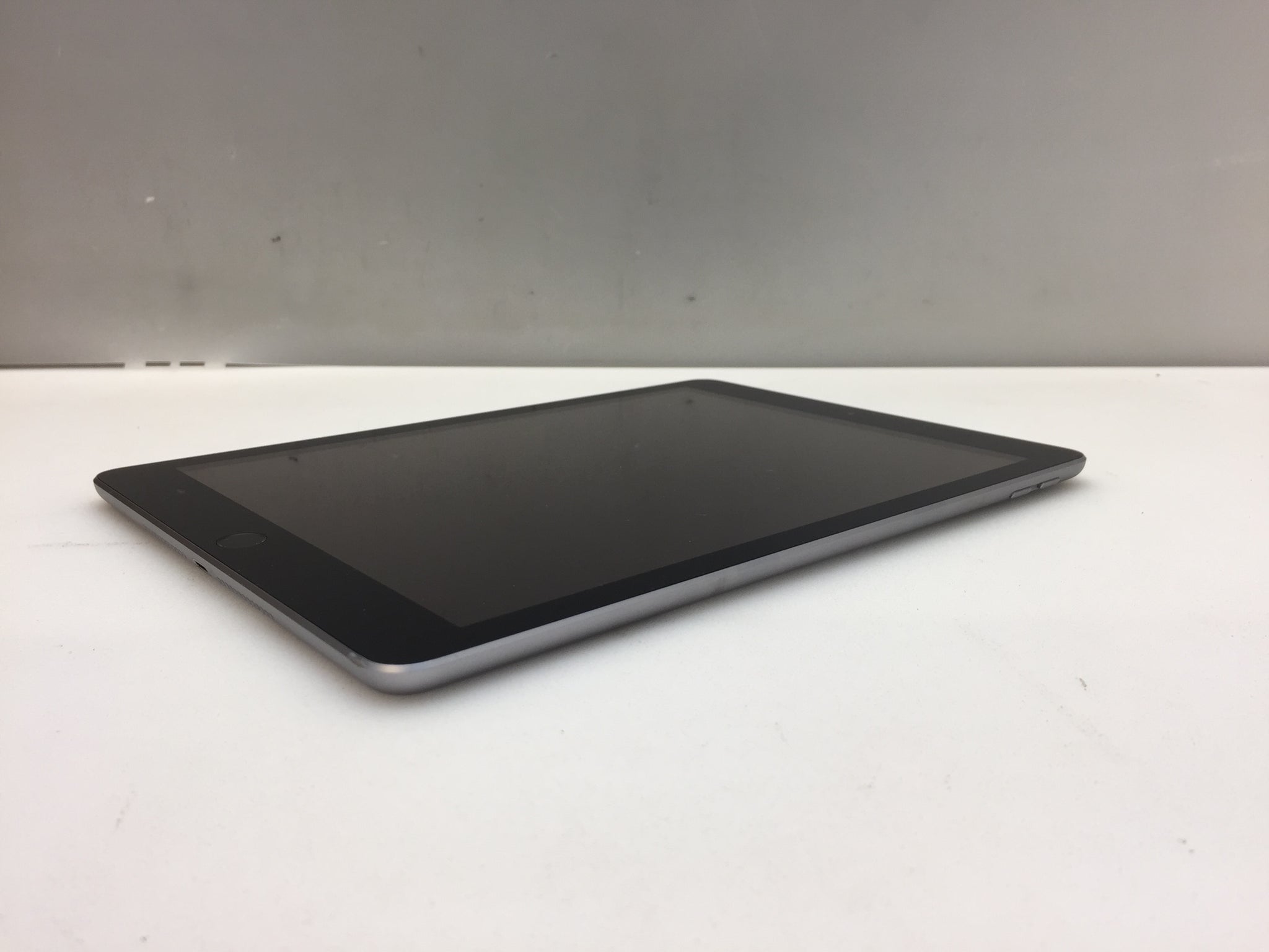Apple iPad 5th Gen. Space Gray 9.7 Tablet