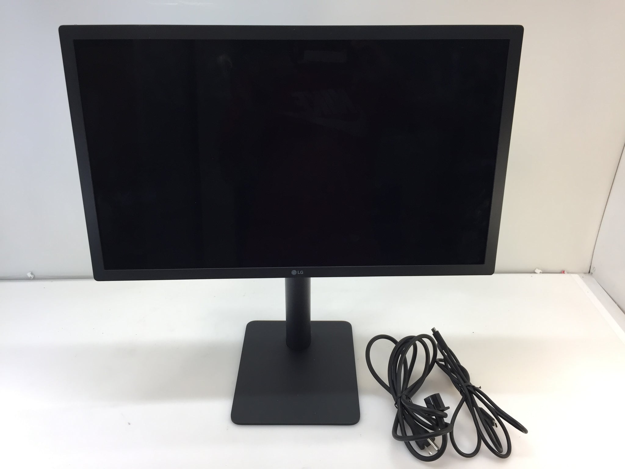 LG 22MD4KB-B: 22'' Class UltraFine™ 4K IPS LED Monitor (21.5